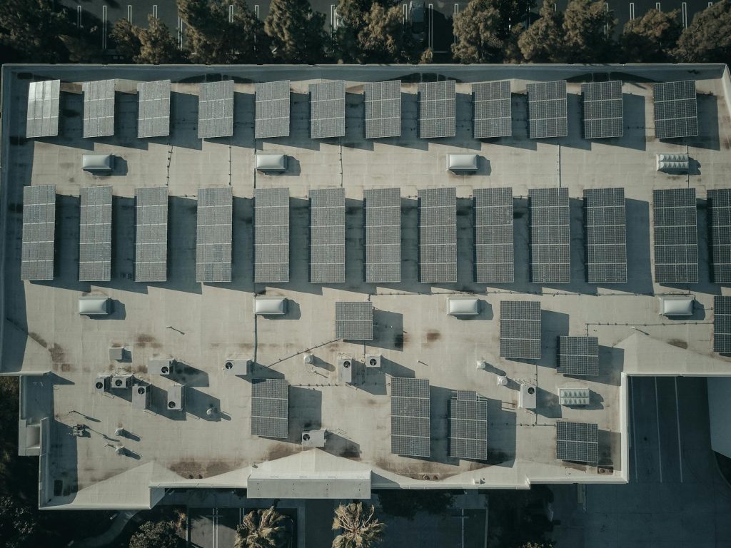 Industrielles Flachdach mit installierter Photovoltaikanlage