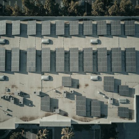 Industrielles Flachdach mit installierter Photovoltaikanlage